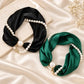 🦢 50 % RABATT NU! 🎀 Pärlhalsband med scarf-design och justerbar rosett – örhängefritt & tidlös elegans för vardag och fest ✨