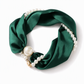 🦢 50 % RABATT NU! 🎀 Pärlhalsband med scarf-design och justerbar rosett – örhängefritt & tidlös elegans för vardag och fest ✨